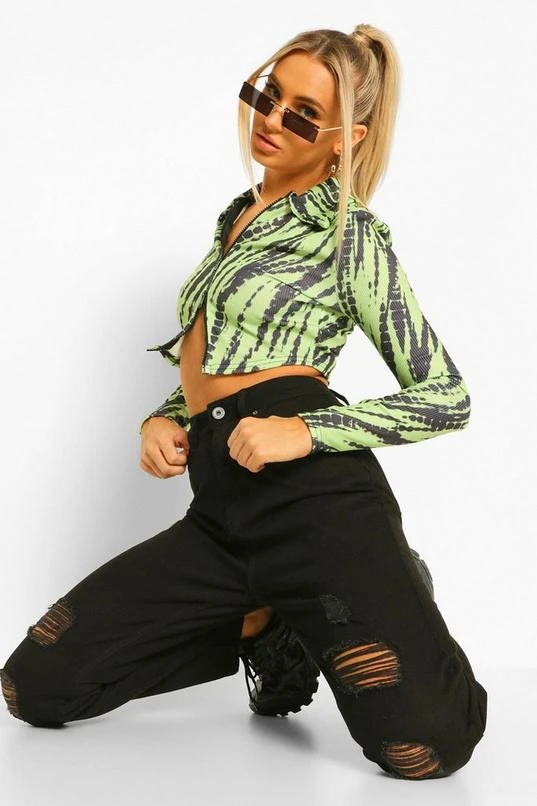 BOOHOO Mid Rise Super Distressed Mom Jeans 4 BOOHOO Mid Rise Super Distressed Mom Jeans - Image 4