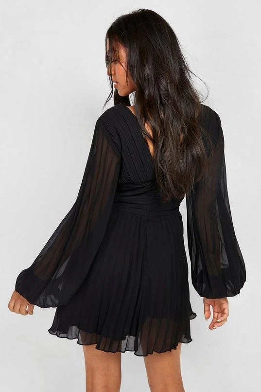 BOOHOO Petite Pleated Plunge Wrap Skater Dress 2 BOOHOO Petite Pleated Plunge Wrap Skater Dress - Image 2
