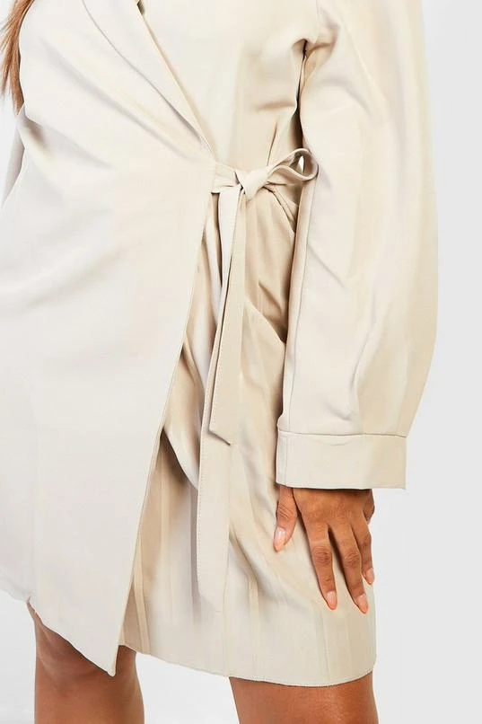 BOOHOO Plus Pleated Tie Waist Blazer Dress 4 BOOHOO Plus Pleated Tie Waist Blazer Dress - Image 4