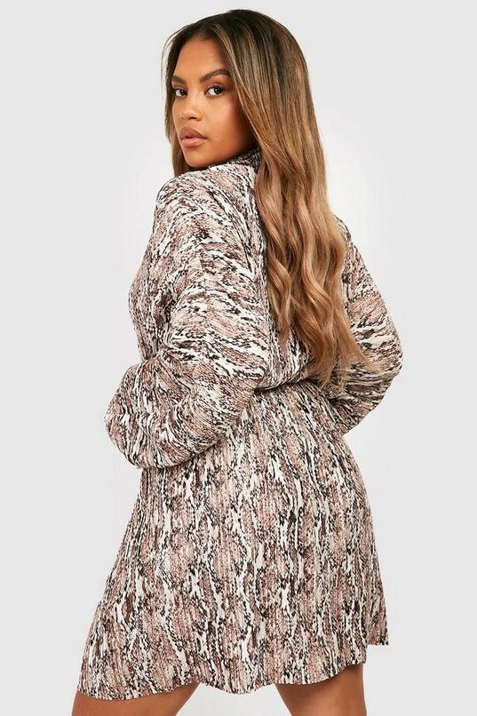 BOOHOO Plus Snake Plisse Ruched Sleeve Dress 2 BOOHOO Plus Snake Plisse Ruched Sleeve Dress - Image 2