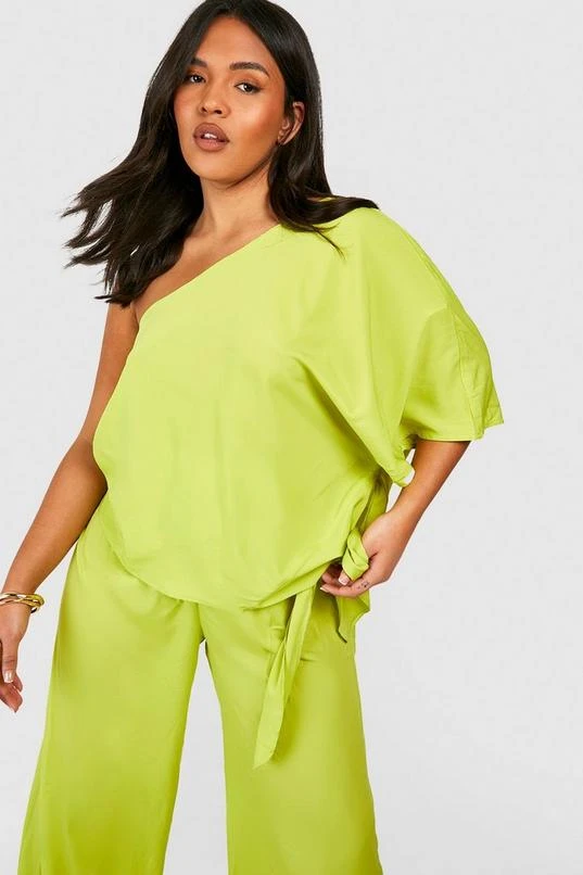 BOOHOO Plus Asymmetric Top & Wide Leg Pants Two-Piece 1 BOOHOO Plus Asymmetric Top & Wide Leg Pants Two-Piece
