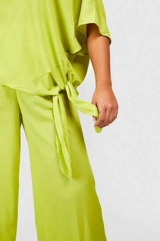 BOOHOO Plus Asymmetric Top & Wide Leg Pants Two-Piece 4 BOOHOO Plus Asymmetric Top & Wide Leg Pants Two-Piece - Image 4
