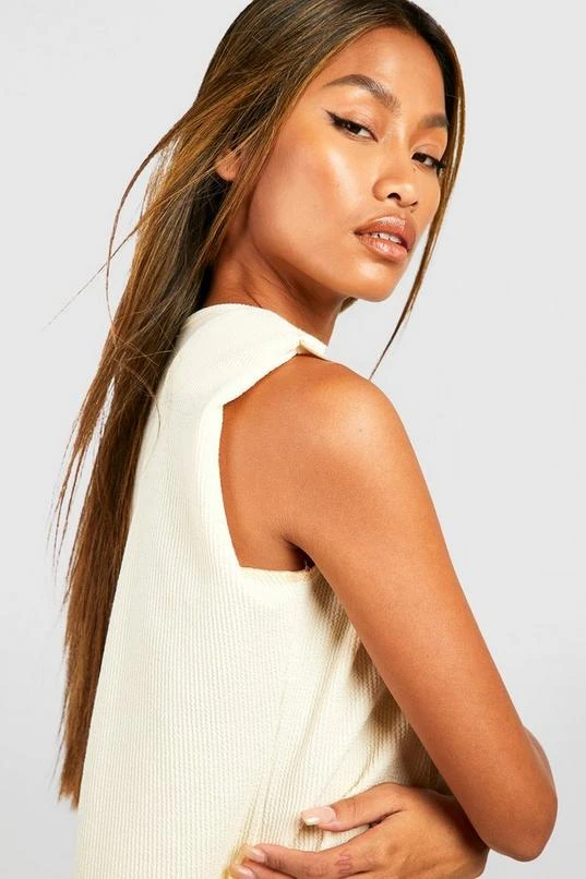 BOOHOO Crinkle Rib Shoulder Pad Relaxed Fit Top 4 BOOHOO Crinkle Rib Shoulder Pad Relaxed Fit Top - Image 4