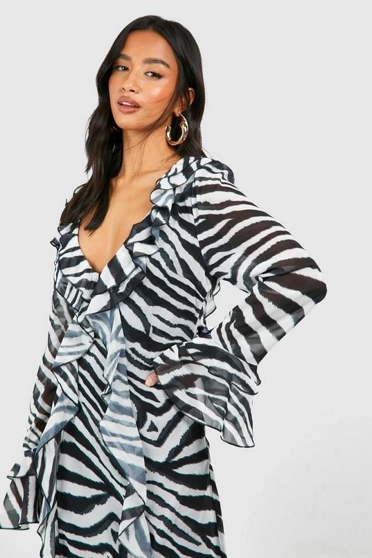 BOOHOO Petite Plunge Ruffle Flare Sleeve Woven Maxi Dress 4 BOOHOO Petite Plunge Ruffle Flare Sleeve Woven Maxi Dress - Image 4