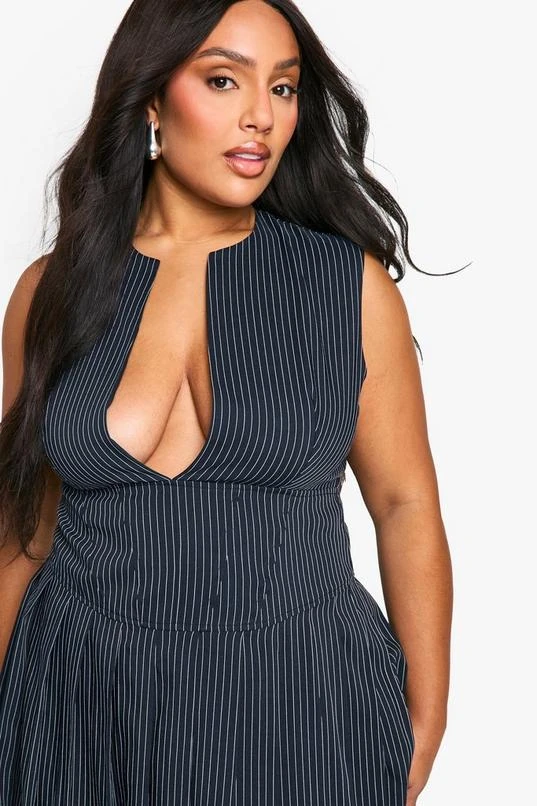 BOOHOO Plus Woven Stripe Plunge Pleated Dress 4 BOOHOO Plus Woven Stripe Plunge Pleated Dress - Image 4