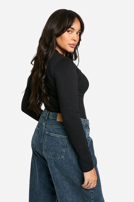 Boohoo Basics Plus Long Sleeve Fitted Crew Neck T-Shirt 2 Boohoo Basics Plus Long Sleeve Fitted Crew Neck T-Shirt - Image 2