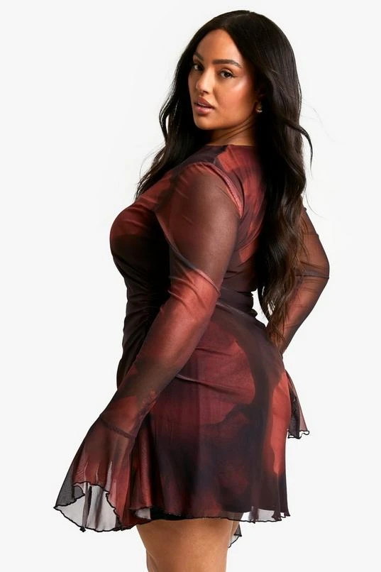 BOOHOO Plus Blurred Floral Flared Sleeve Shift Dress 2 BOOHOO Plus Blurred Floral Flared Sleeve Shift Dress - Image 2