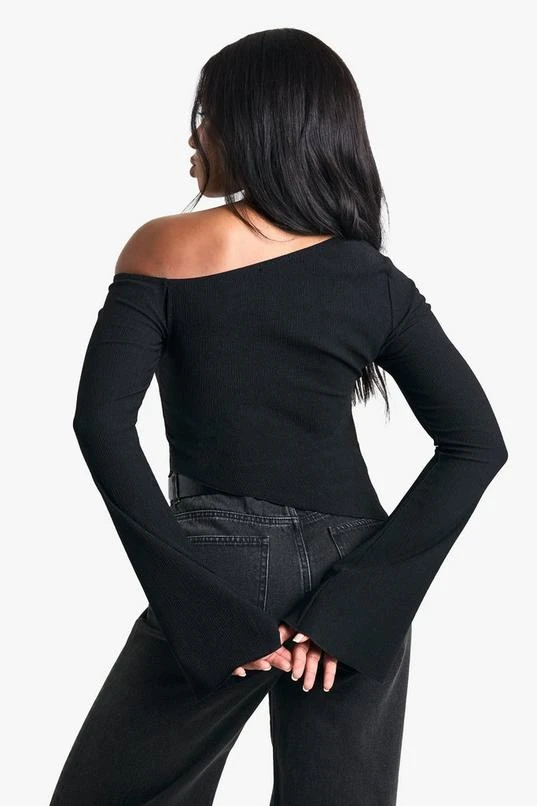 BOOHOO CRINKLE TEXTURE SCALLOP HEM Asymmetric BELL SLEEVE TOP 2 BOOHOO CRINKLE TEXTURE SCALLOP HEM Asymmetric BELL SLEEVE TOP - Image 2