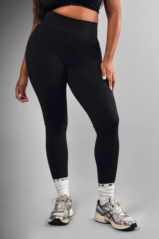 BOOHOO Plus Premium Sculpt Seamless Bum Scrunch Legging 4 BOOHOO Plus Premium Sculpt Seamless Bum Scrunch Legging - Image 4