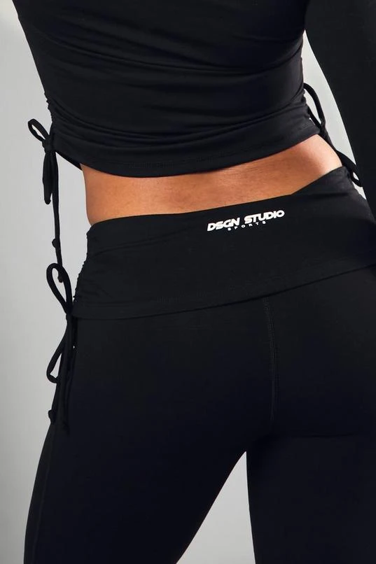 BOOHOO Dsgn Studio Supersoft Sculpt Ruched Side Flared Legging 4 BOOHOO Dsgn Studio Supersoft Sculpt Ruched Side Flared Legging - Image 4