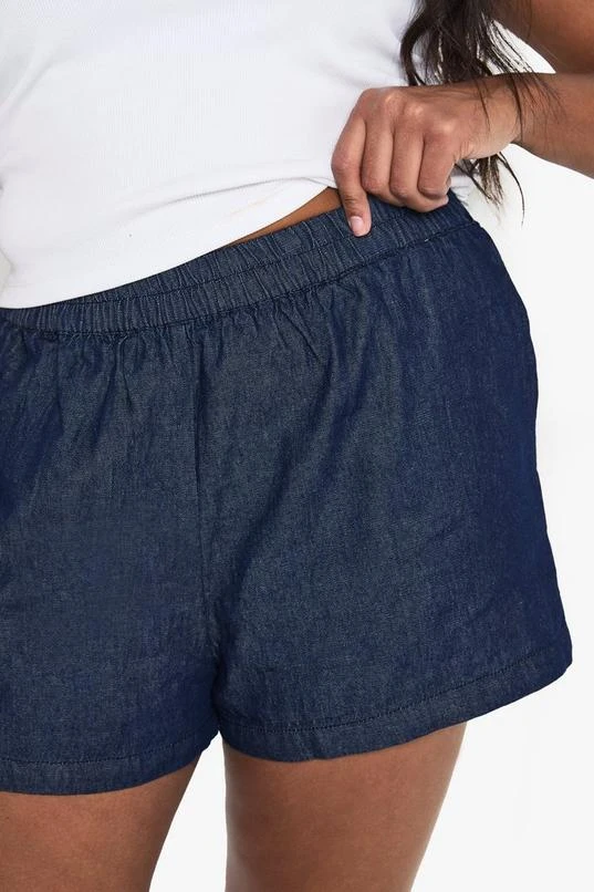 BOOHOO Plus Chambray Elasticated Waist Short 4 BOOHOO Plus Chambray Elasticated Waist Short - Image 4