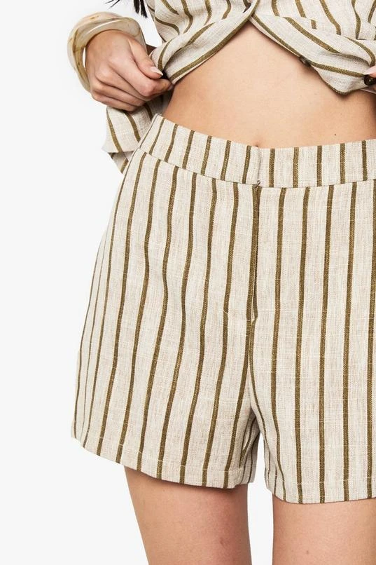 BOOHOO Tailored Pinstripe Linen Look Shorts 4 BOOHOO Tailored Pinstripe Linen Look Shorts - Image 4