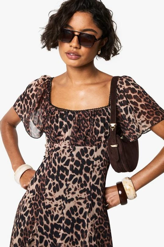 BOOHOO Tall Printed Chiffon Godet Square Neck Tea Dress 4 BOOHOO Tall Printed Chiffon Godet Square Neck Tea Dress - Image 4