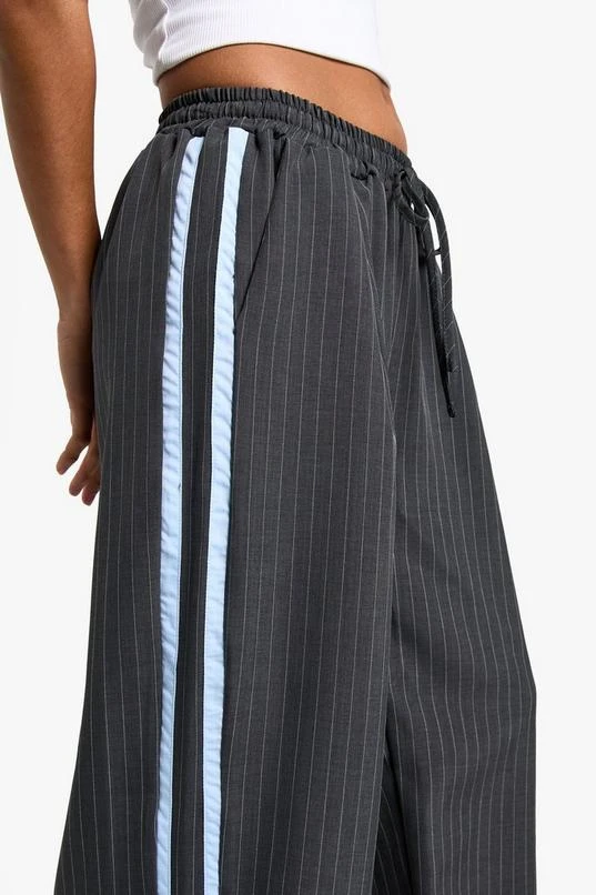 BOOHOO Petite Contrast Pinstripe Trouser 4 BOOHOO Petite Contrast Pinstripe Trouser - Image 4