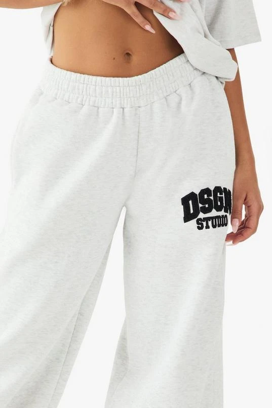 BOOHOO Dsgn Studio Towelling Applique Straight Leg Jogger 4 BOOHOO Dsgn Studio Towelling Applique Straight Leg Jogger - Image 4