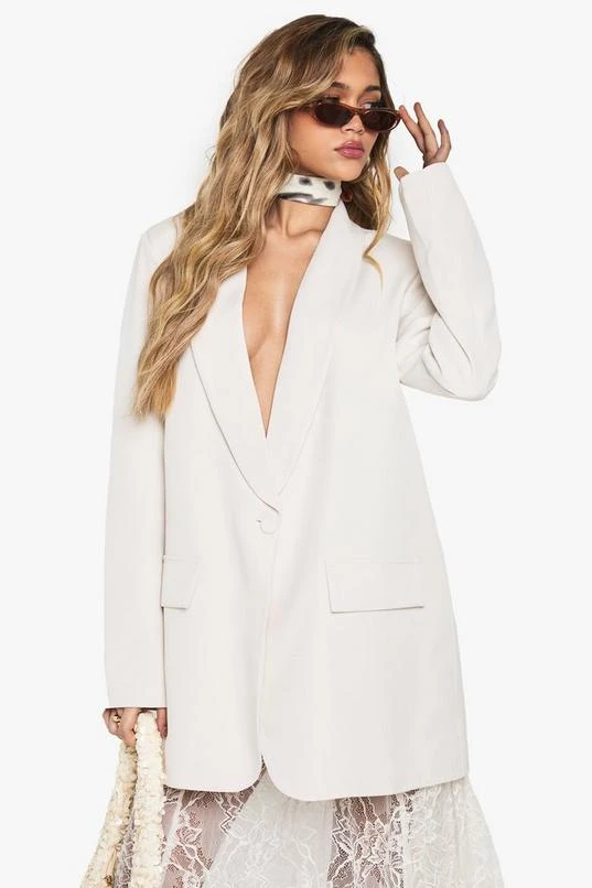 BOOHOO Shoulder Pad Plunge Oversized Blazer 1 BOOHOO Shoulder Pad Plunge Oversized Blazer