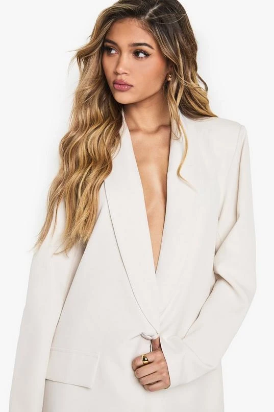 BOOHOO Shoulder Pad Plunge Oversized Blazer 4 BOOHOO Shoulder Pad Plunge Oversized Blazer - Image 4