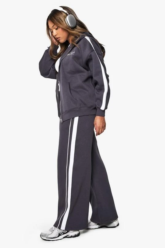 BOOHOO PLUS SIDE STRIPE WIDE LEG JOGGERS 1 BOOHOO PLUS SIDE STRIPE WIDE LEG JOGGERS