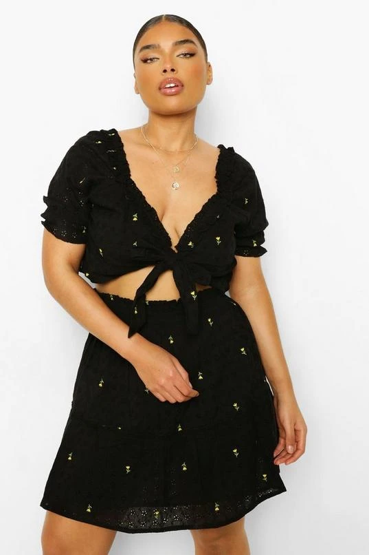 BOOHOO Plus Eyelet Tie Front Two-Piece 4 BOOHOO Plus Eyelet Tie Front Two-Piece - Image 4